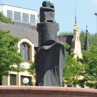 3535_4051 Denkmal Madonna der Seefahrt am St. Pauli Fischmarkt auf der Hochwasserschutzanlage. | St. Pauli Fischmarkt - Strassen + Plaetze in Hamburg Altona.